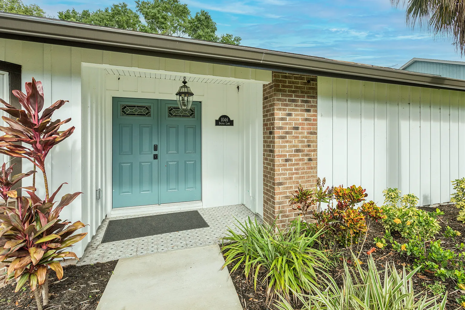 1046 Sylvia Lane – Lake Magdalene Pool Home
