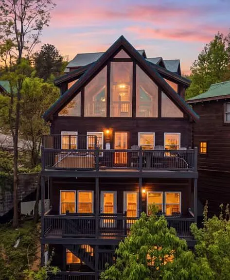 Bear Cub Luxury Pool Cabin
