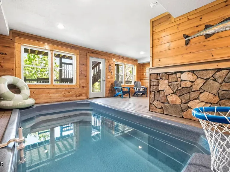 Bear Cub Luxury Pool Cabin
