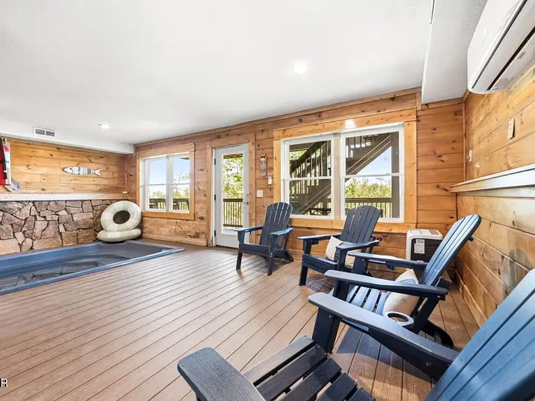 Bear Cub Luxury Pool Cabin