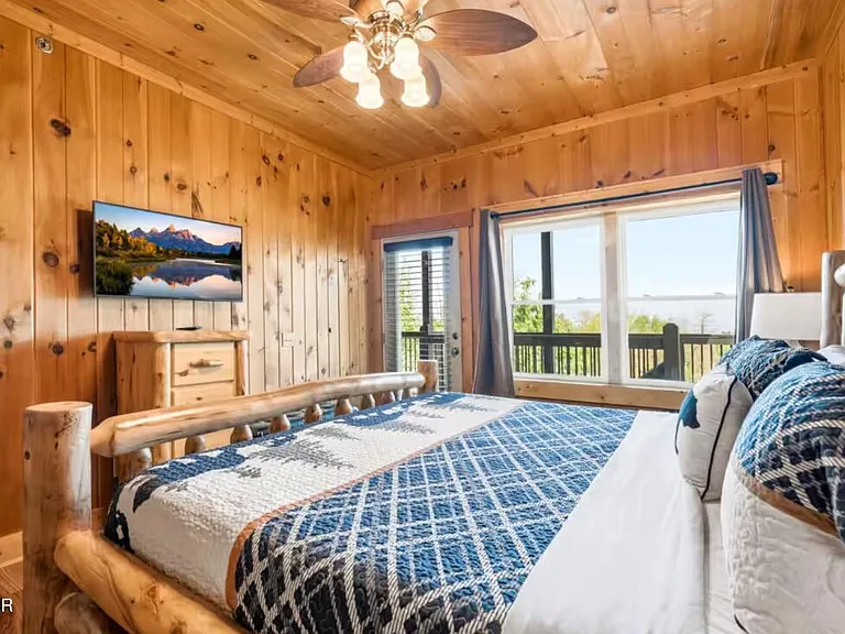 Bear Cub Luxury Pool Cabin