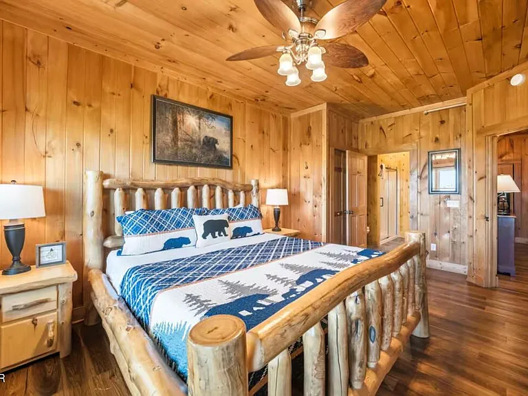 Bear Cub Luxury Pool Cabin