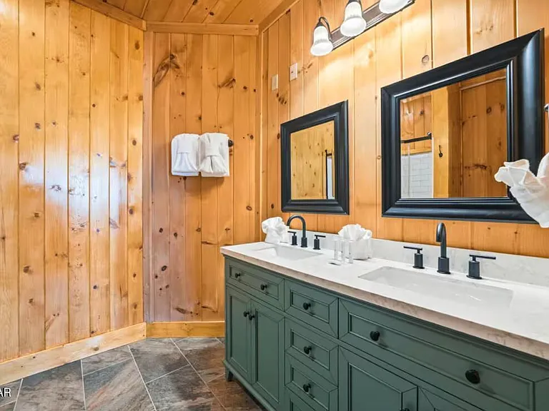 Bear Cub Luxury Pool Cabin