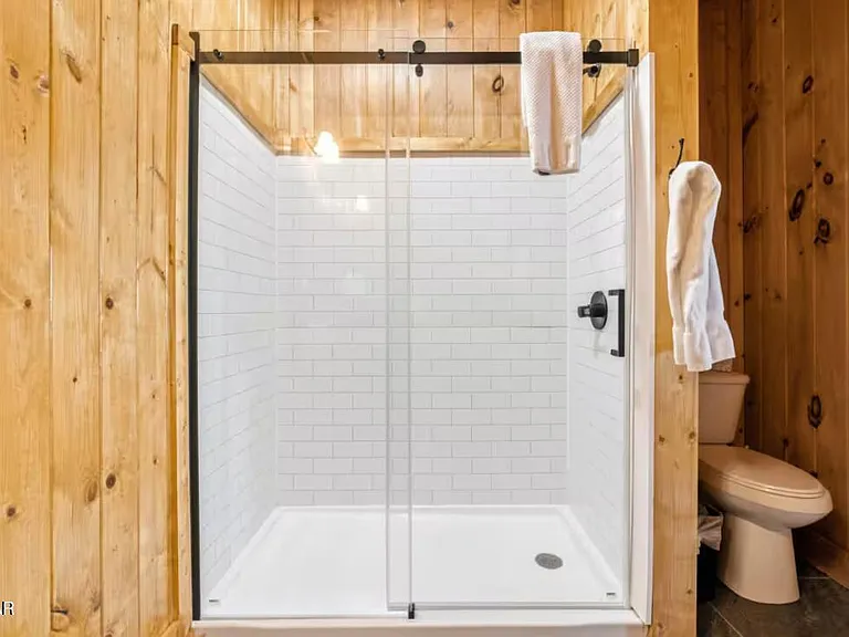 Bear Cub Luxury Pool Cabin