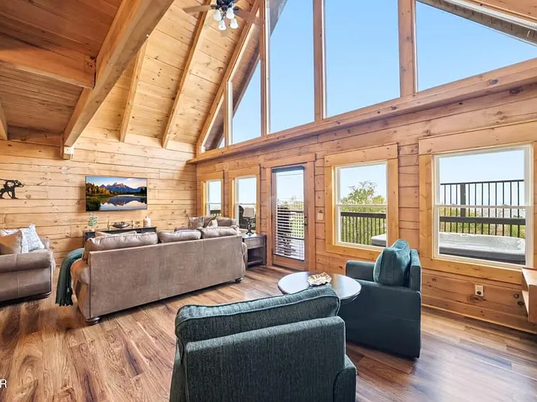 Bear Cub Luxury Pool Cabin