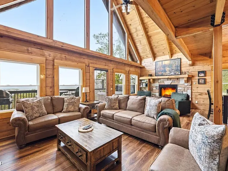 Bear Cub Luxury Pool Cabin