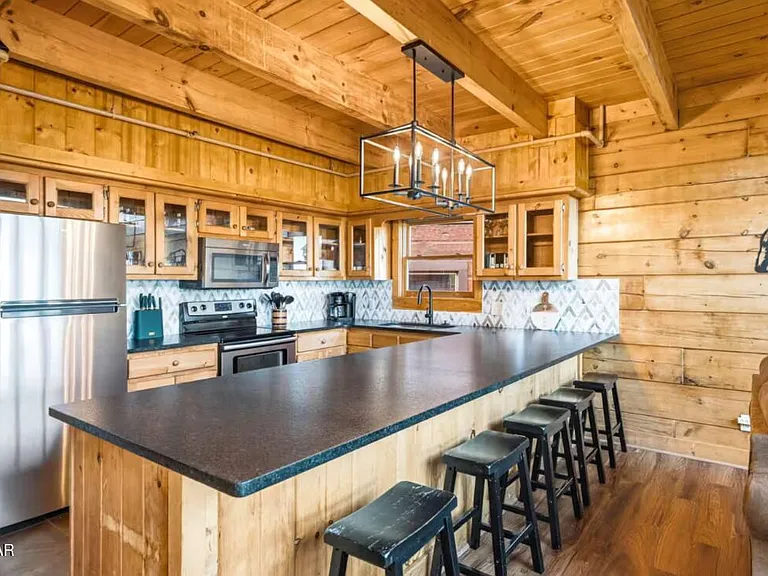 Bear Cub Luxury Pool Cabin