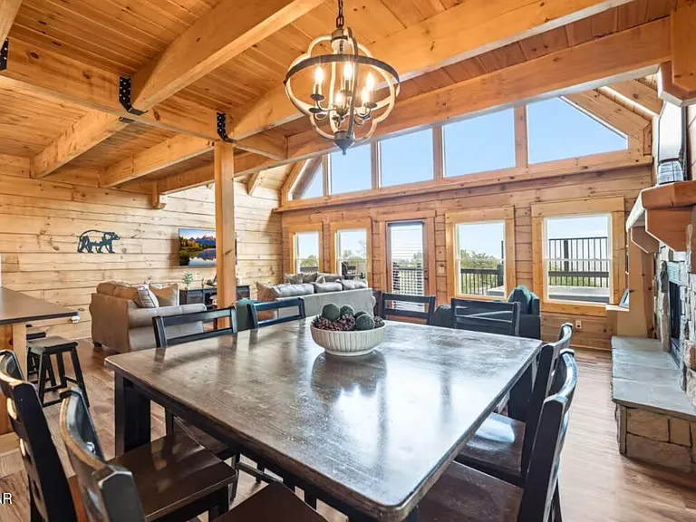Bear Cub Luxury Pool Cabin