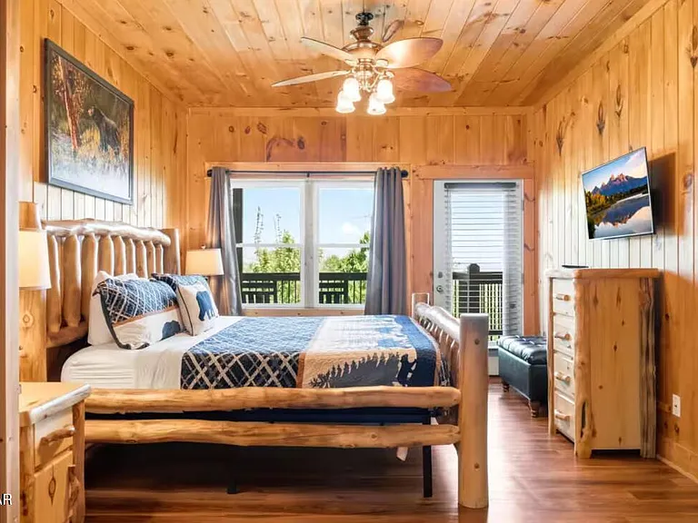 Bear Cub Luxury Pool Cabin