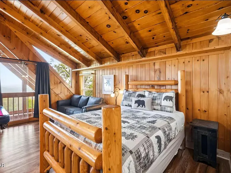 Bear Cub Luxury Pool Cabin