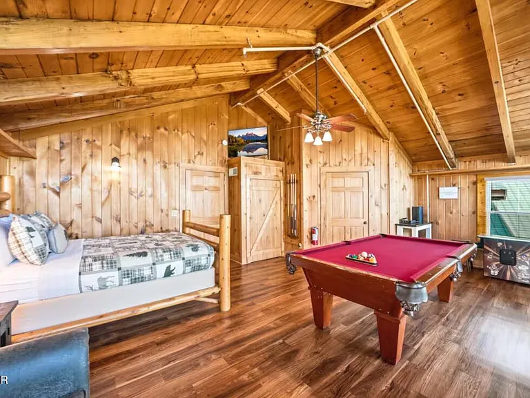 Bear Cub Luxury Pool Cabin