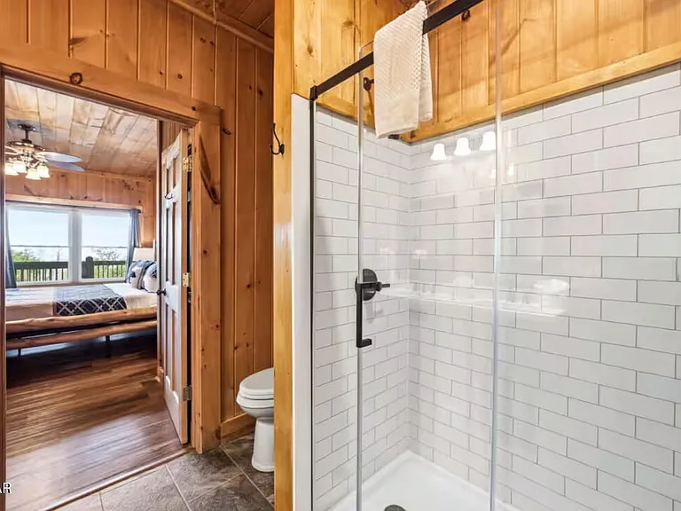Bear Cub Luxury Pool Cabin