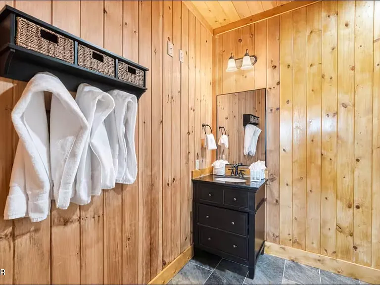 Bear Cub Luxury Pool Cabin