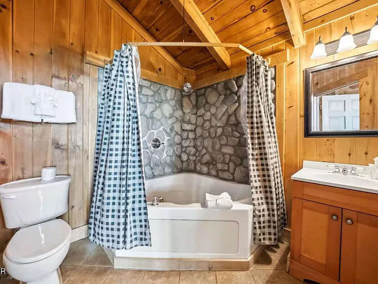 Bear Cub Luxury Pool Cabin