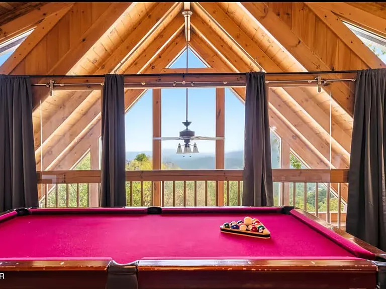 Bear Cub Luxury Pool Cabin