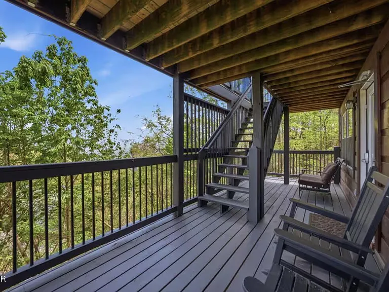 Bear Cub Luxury Pool Cabin