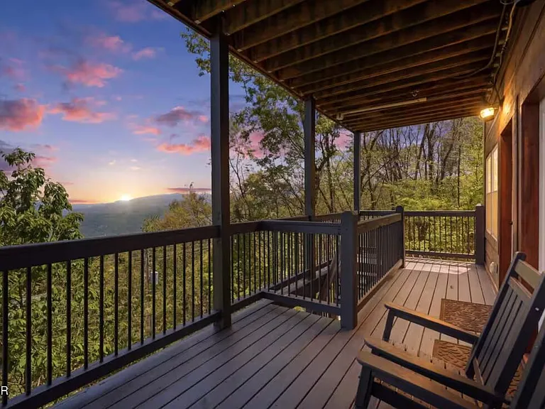 Bear Cub Luxury Pool Cabin