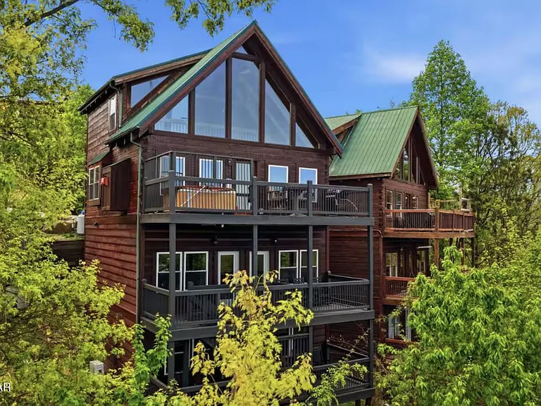 Bear Cub Luxury Pool Cabin