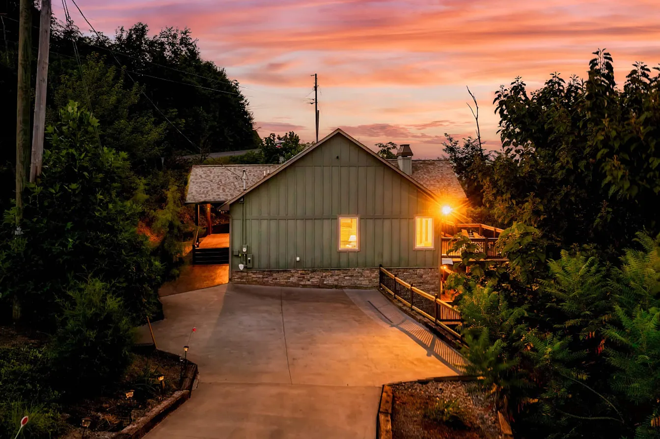 Wiley Oakley Luxury Mountain Cabin