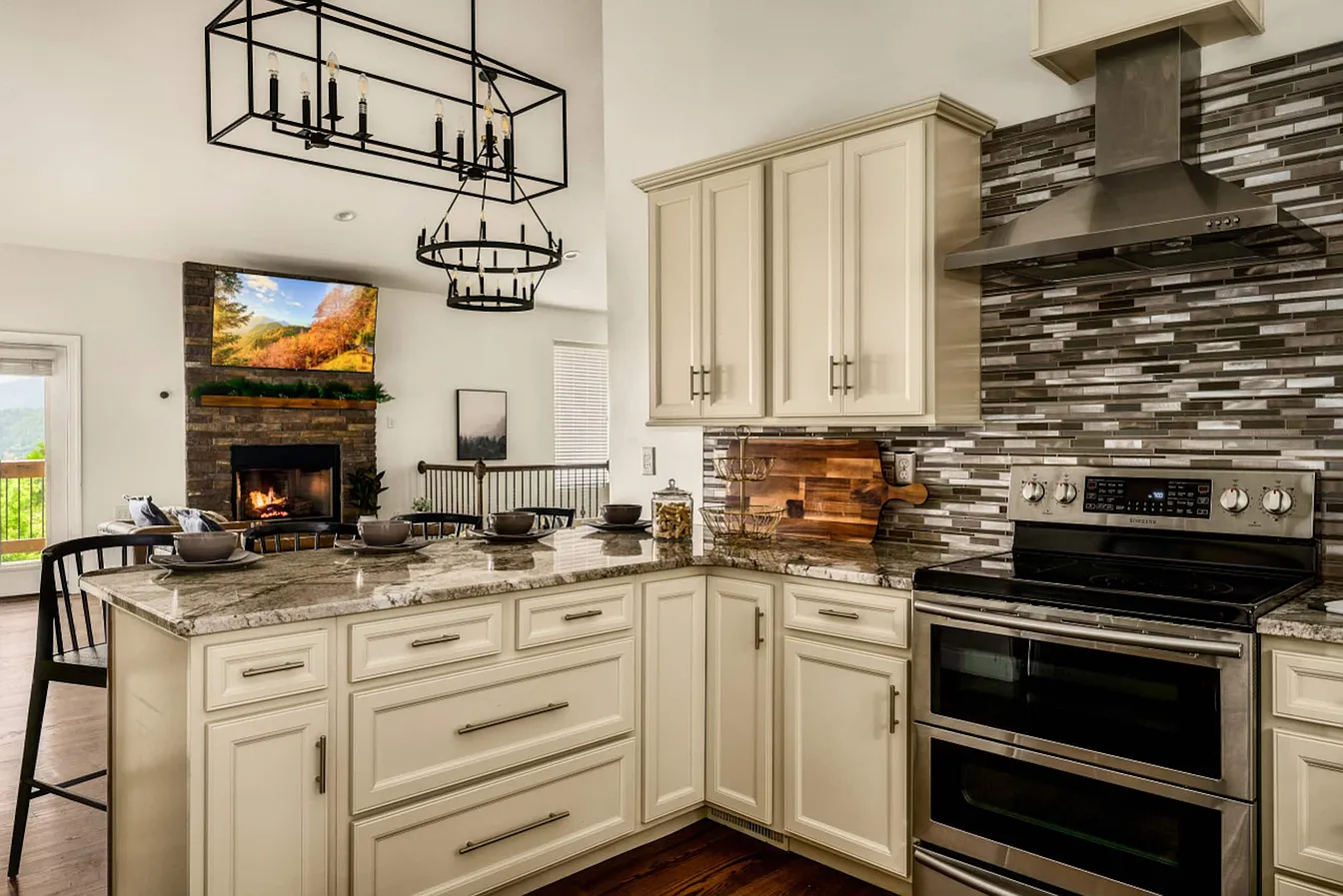 Wiley Oakley Luxury Mountain Cabin