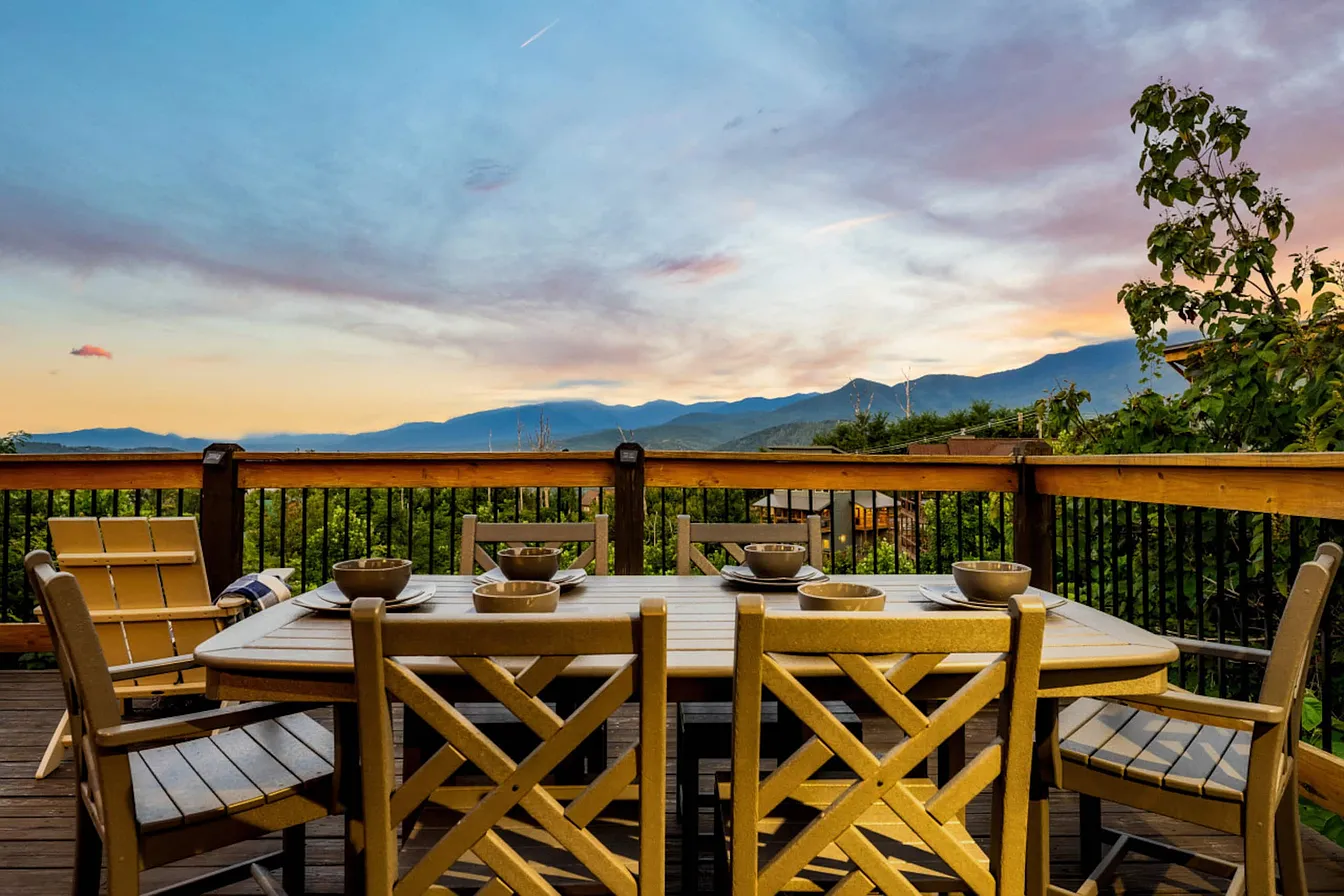 Wiley Oakley Luxury Mountain Cabin