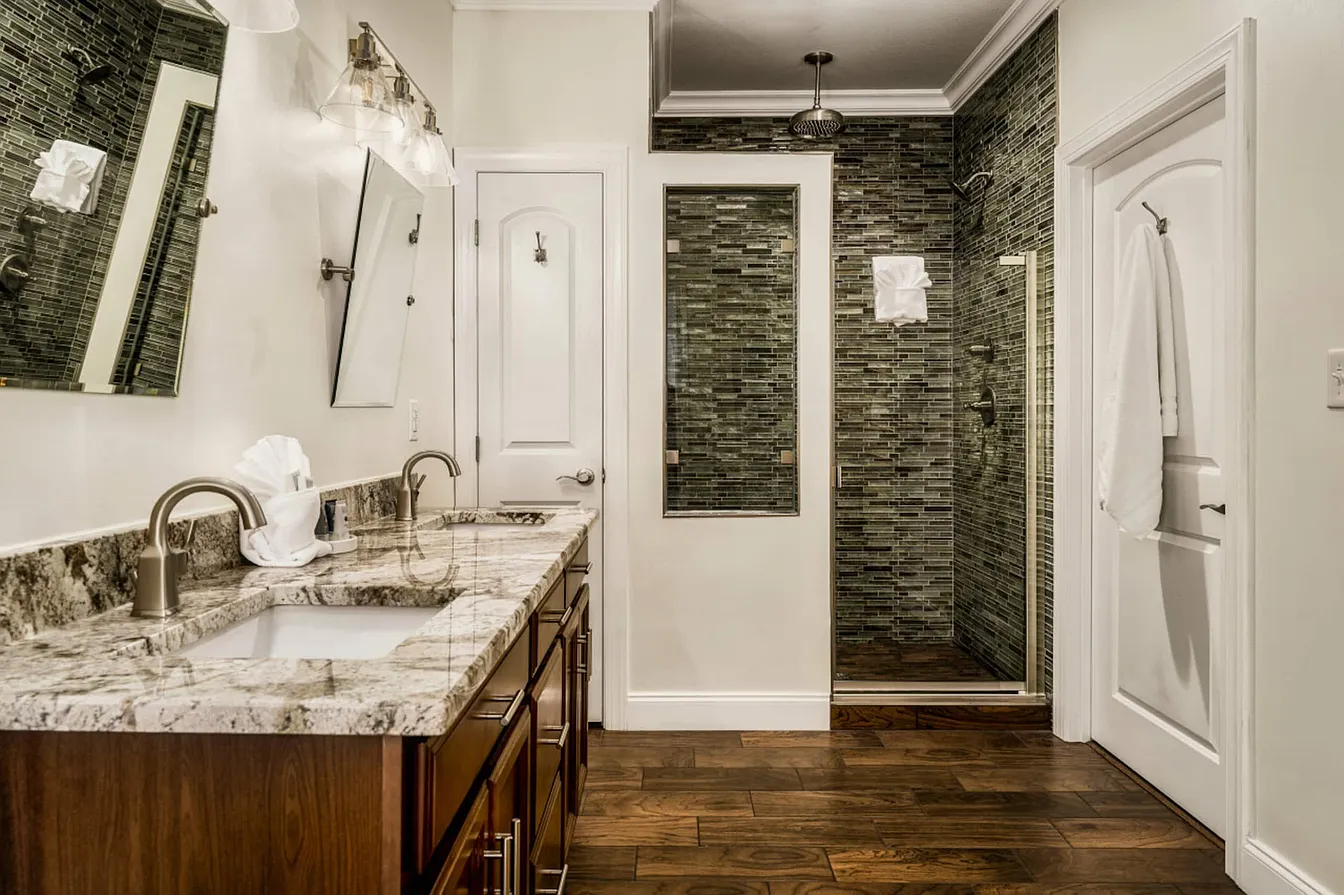 Wiley Oakley Luxury Mountain Cabin