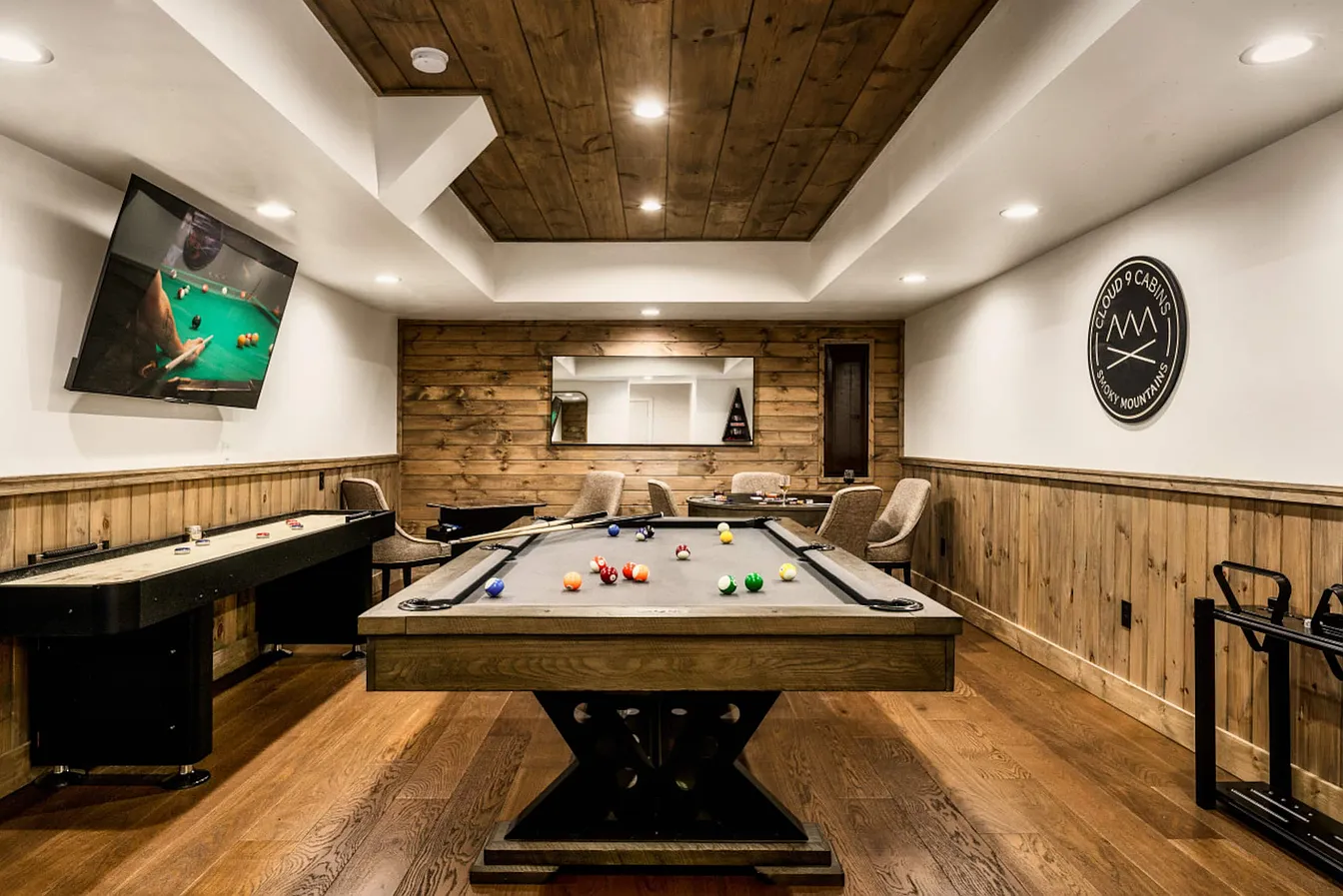 Wiley Oakley Luxury Mountain Cabin