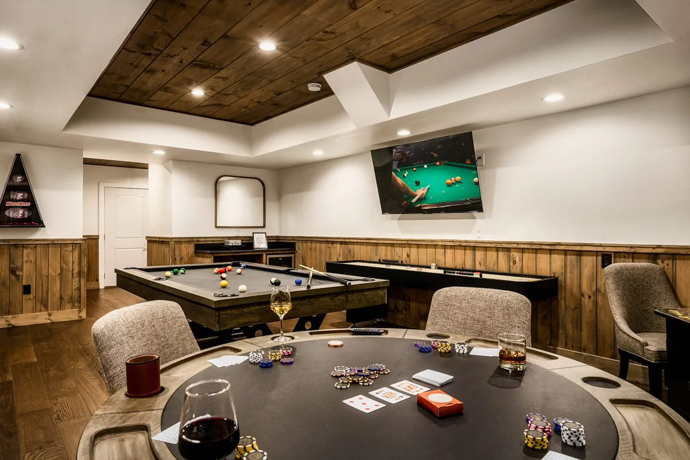 Wiley Oakley Luxury Mountain Cabin