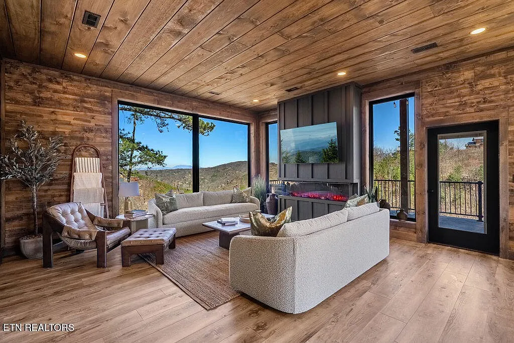 Edgewood Luxury Indoor Pool Cabin