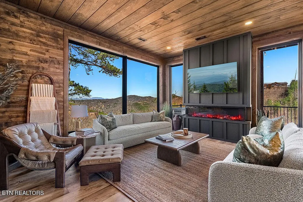 Edgewood Luxury Indoor Pool Cabin