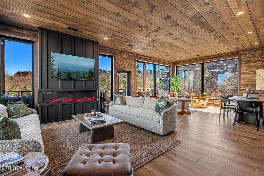 Edgewood Luxury Indoor Pool Cabin