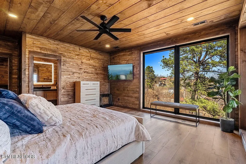 Edgewood Luxury Indoor Pool Cabin