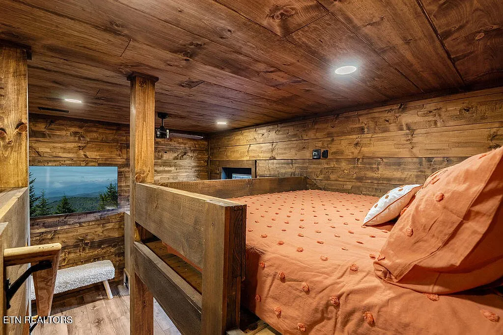 Edgewood Luxury Indoor Pool Cabin