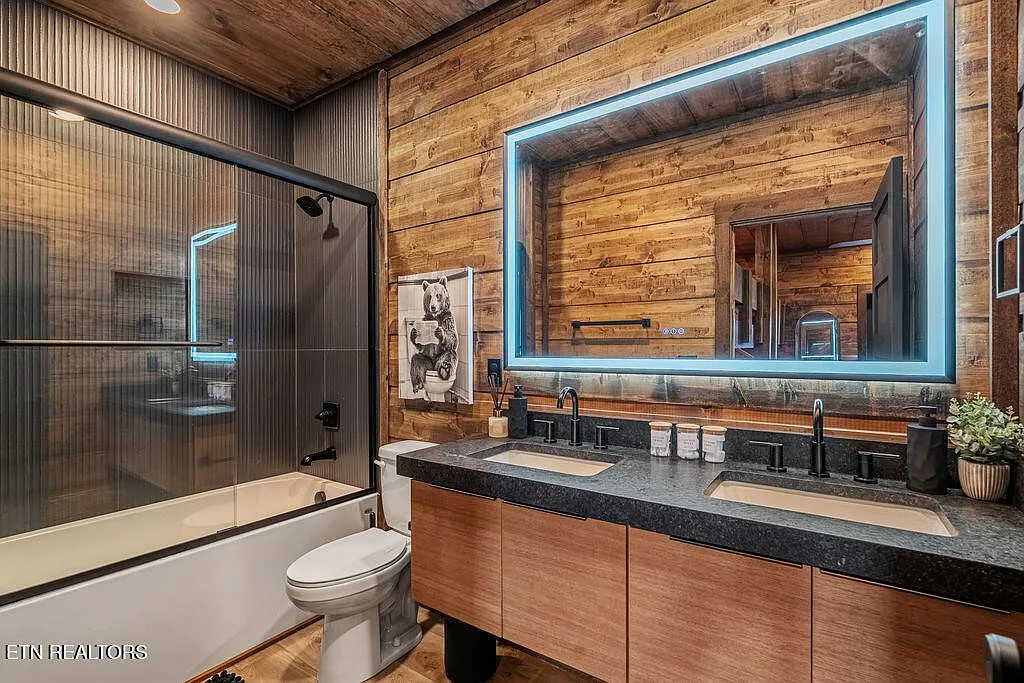 Edgewood Luxury Indoor Pool Cabin