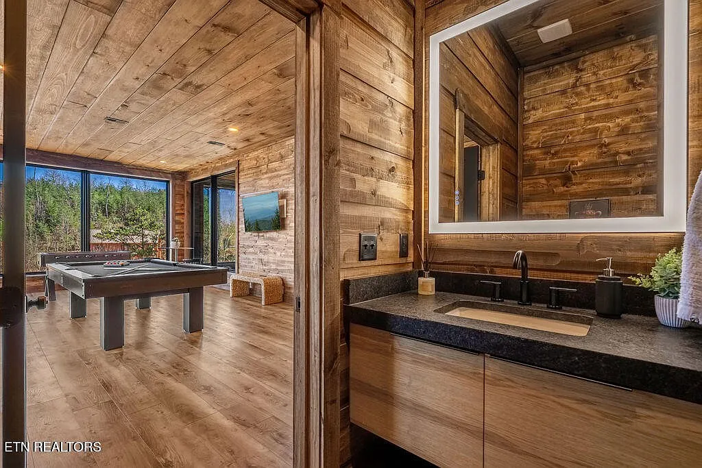 Edgewood Luxury Indoor Pool Cabin